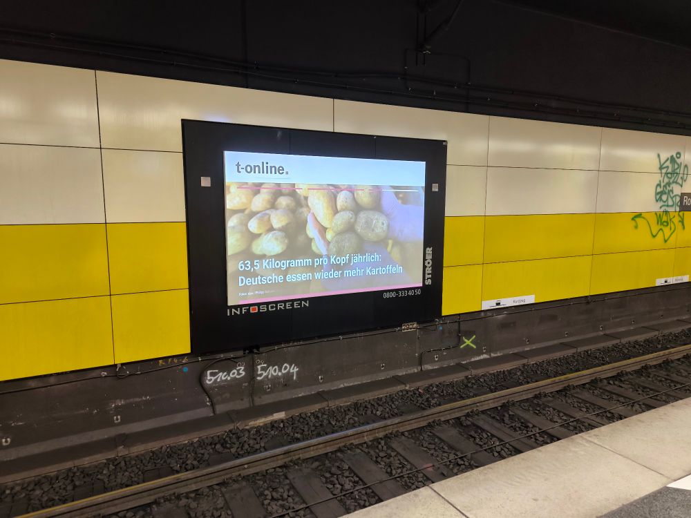 Blick auf die Wand einer sbahn-Haltestelle, dort hängt eine große Leinwand
Darauf die Telekom news
"63,5 Kilogramm pro Kopf jährlich: Deutsche essen wieder mehr Kartoffeln" 