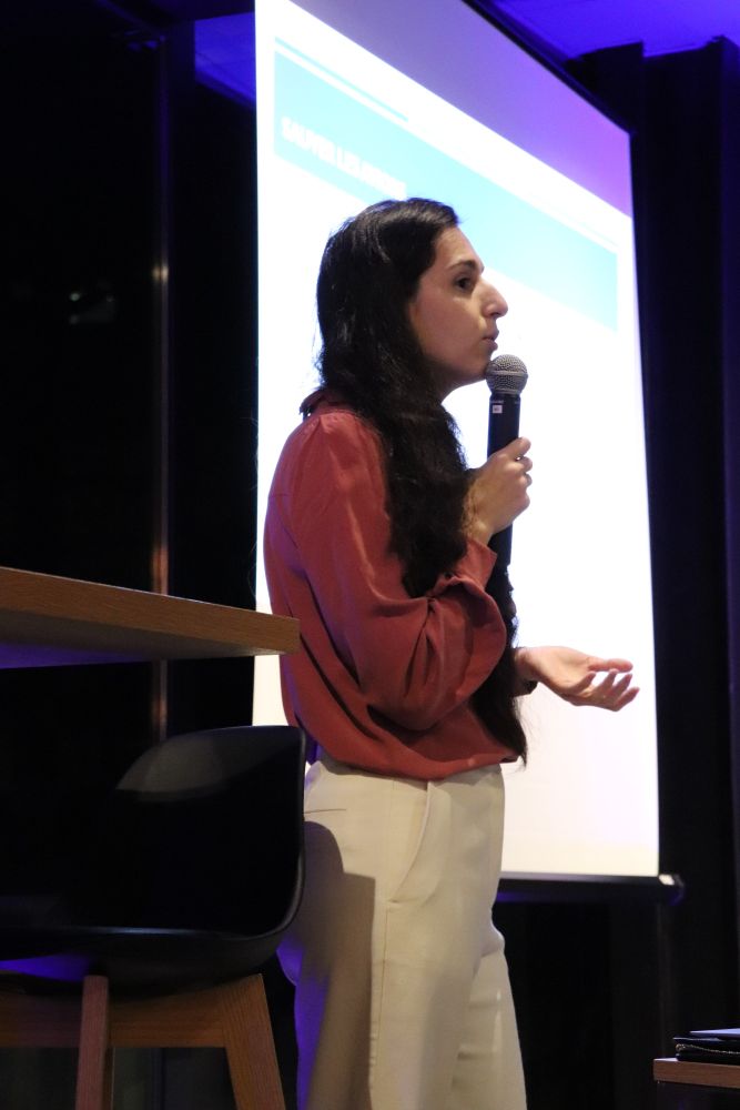 Marina Aletheia de Mythodologie, en train de faire une conférence.