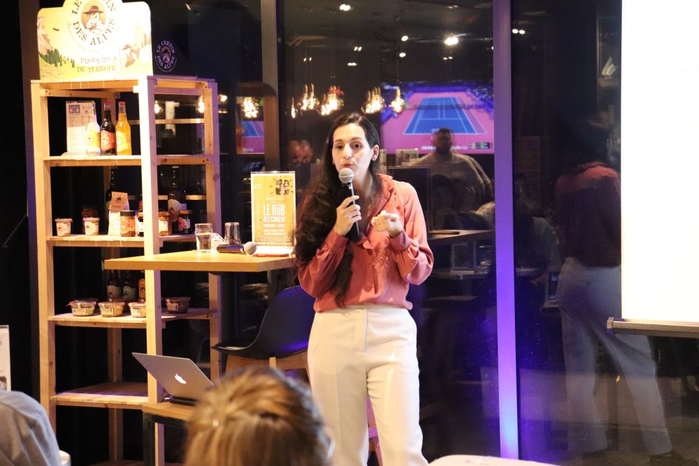 Marina Aletheia de Mythodologie, en train de faire une conférence.