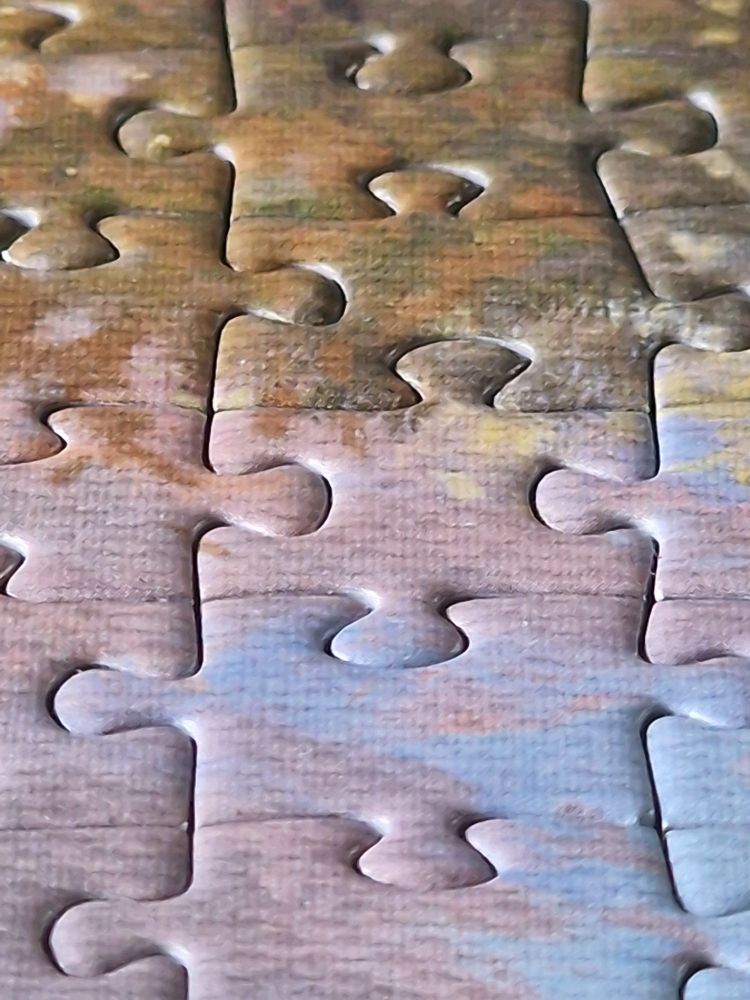 Viele Puzzlestücke, die zusammenpassen.