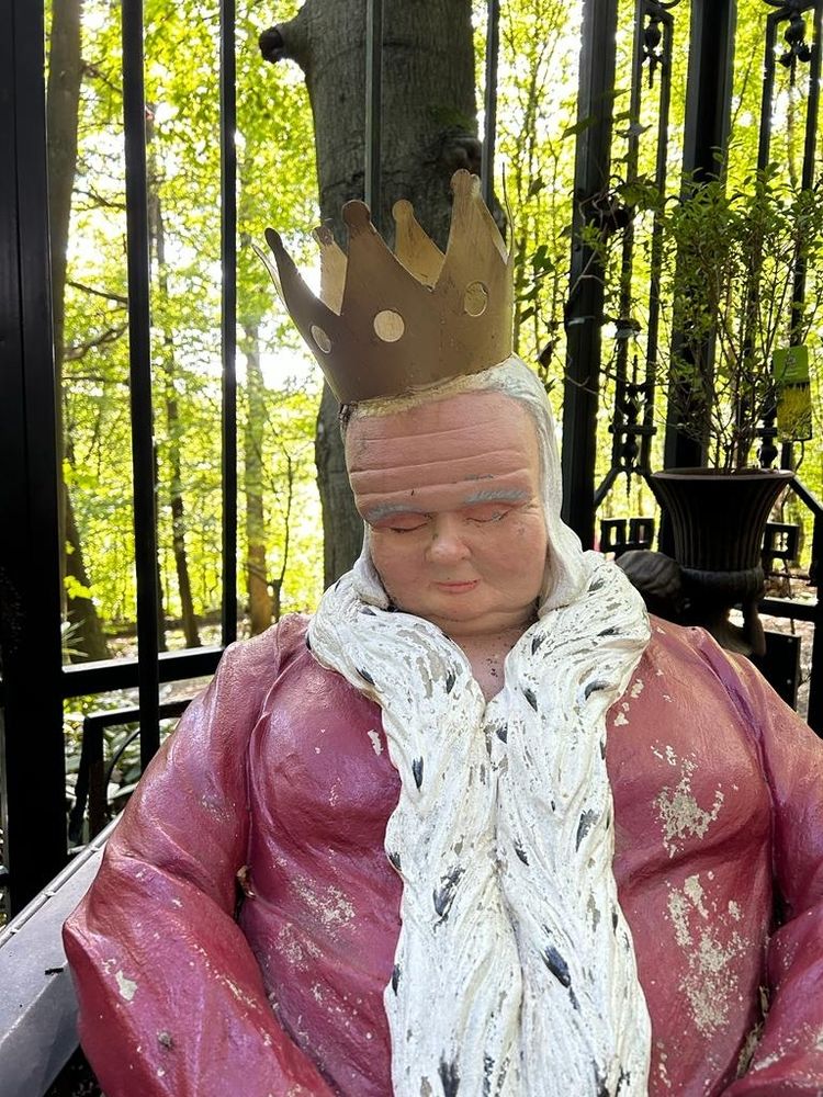 Ein schlafender König. Skulpturengarten am Möhnesee. Kunst.