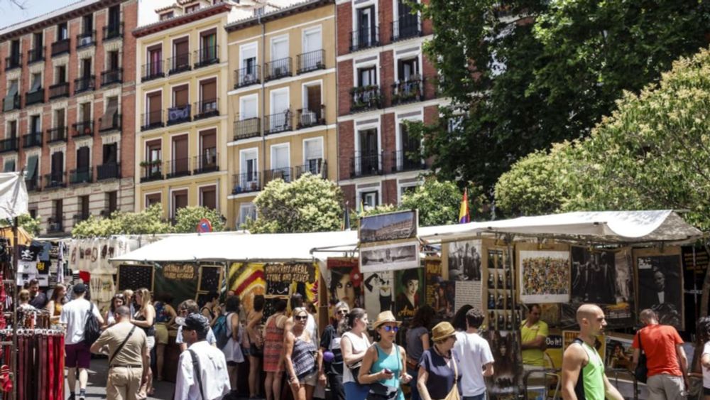 Rastro de Madrid, banderas franquistas y la inacción de dos policías: ¿por qué no se aplica la Ley de Memoria Democrática?