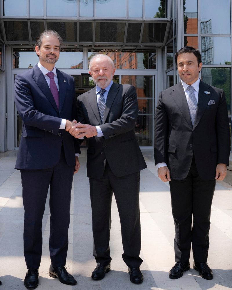 INTERPOL Secretary General Valdecy Urquiza shaking hands with Brazilian President Luiz Inácio Lula da Silva and INTERPOL President Ahmed Naser Al-Raisi on the right hand side in front of the INTERPOL headquarters. 