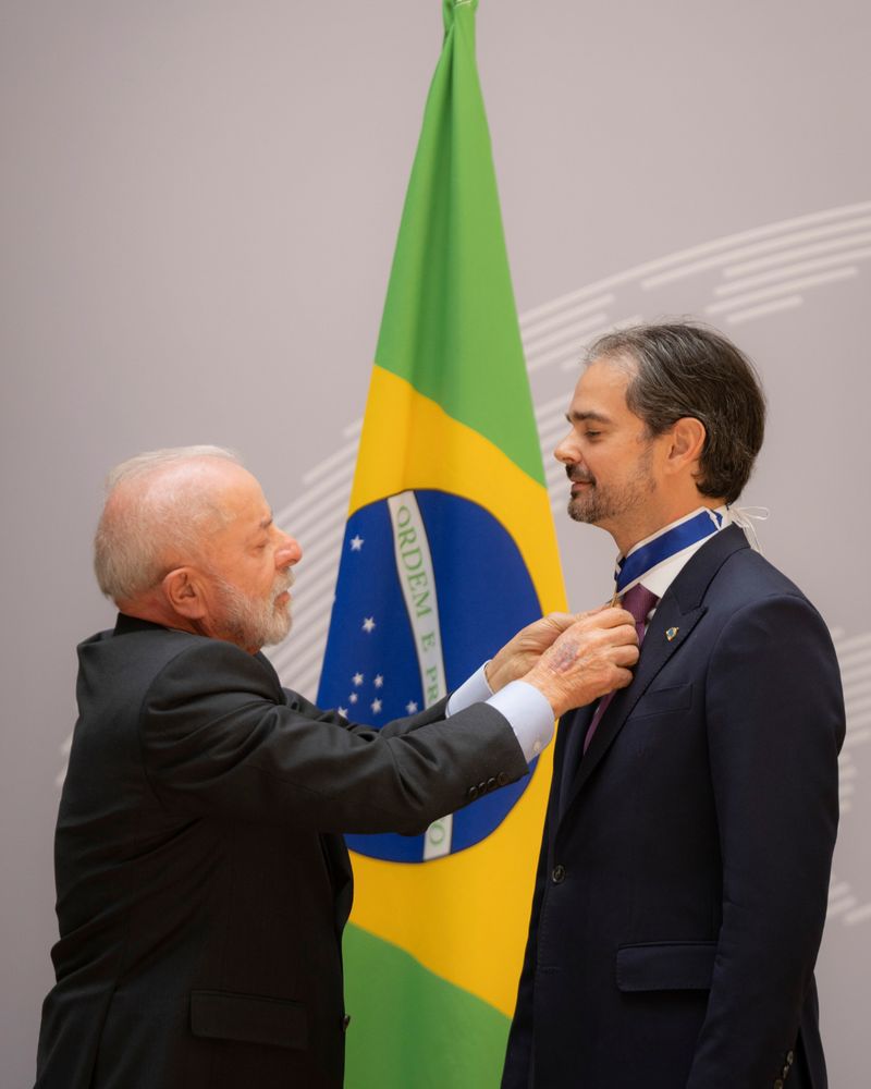 Brazilian President Lula awards Brazil’s Order of Rio Branco to INTERPOL Secretary General Valdecy Urquiza.