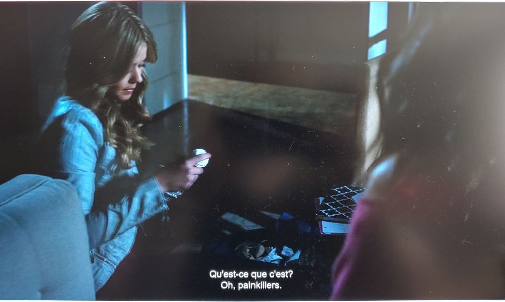 Screenshot one of two from the show Pretty Little Liars. Alison (teenage white girl with blond hair) is saying "Qu'est-ce que c'est ? Oh, painkillers.