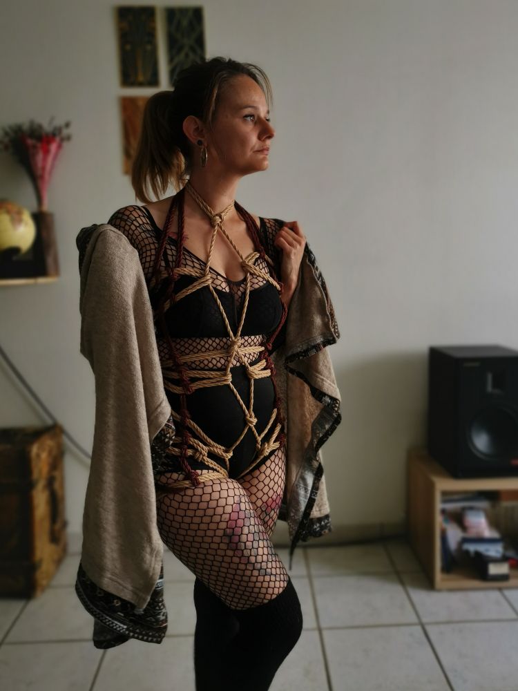 Selfie shibari, avec un diamond harness 