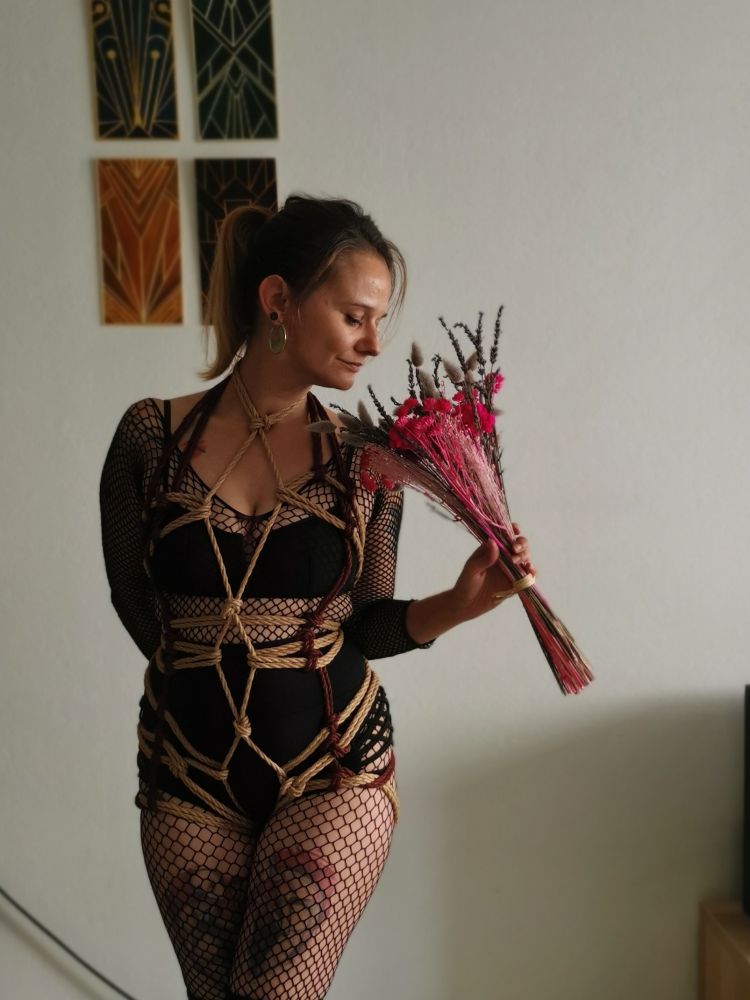 Selfie shibari, avec un diamond harness 