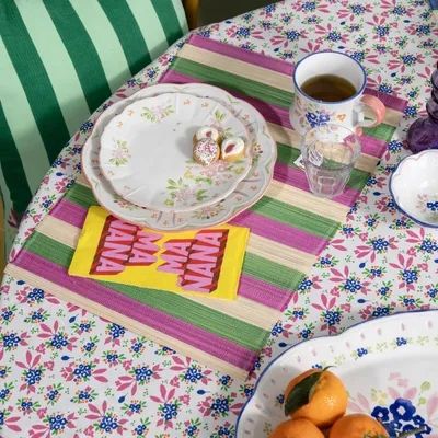 Un dessous de table kitsch, sur une nappe kitsch et la vaisselle de ta grand mère 