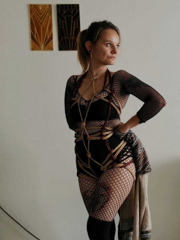 Selfie shibari, avec un diamond harness 