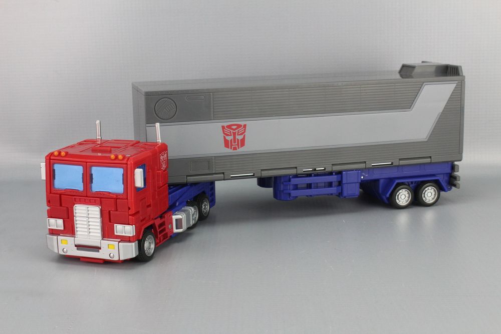Transformers Studio Series 86 Optimus Prime in his truck mode