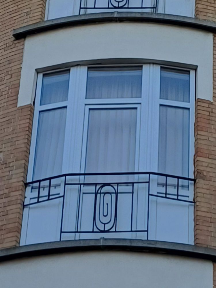 Window railing in the shape of a paper clip