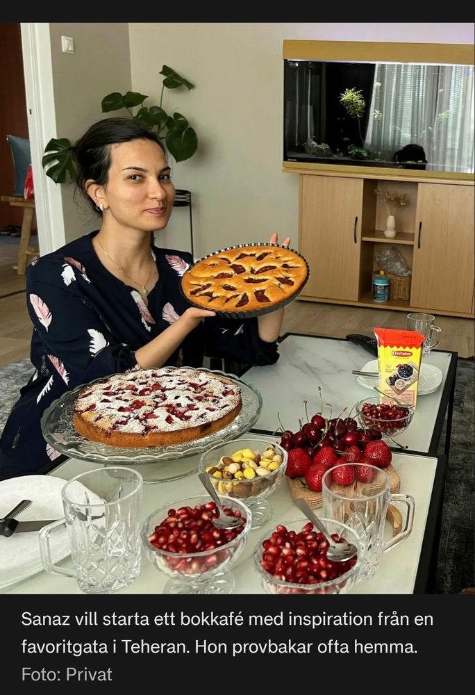 Sanaz kom till Sverige från Iran som 16-åring 2015. Hon trivs i Sverige men har inte en enda svensk vän. Bild på Sanaz med bakverk och frukt. Bildtext: Sanaz vill starta ett bokkafé med inspiration från en favoritgata i Iran. Hon provbakar ofta hemma. 