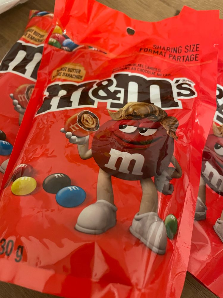 3 M&Ms Peanutbuttertüten auf einem Haufen