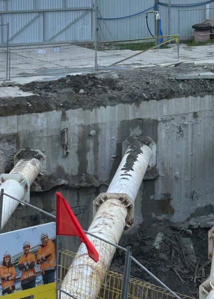 червоний прапорець на фоні будівництва 