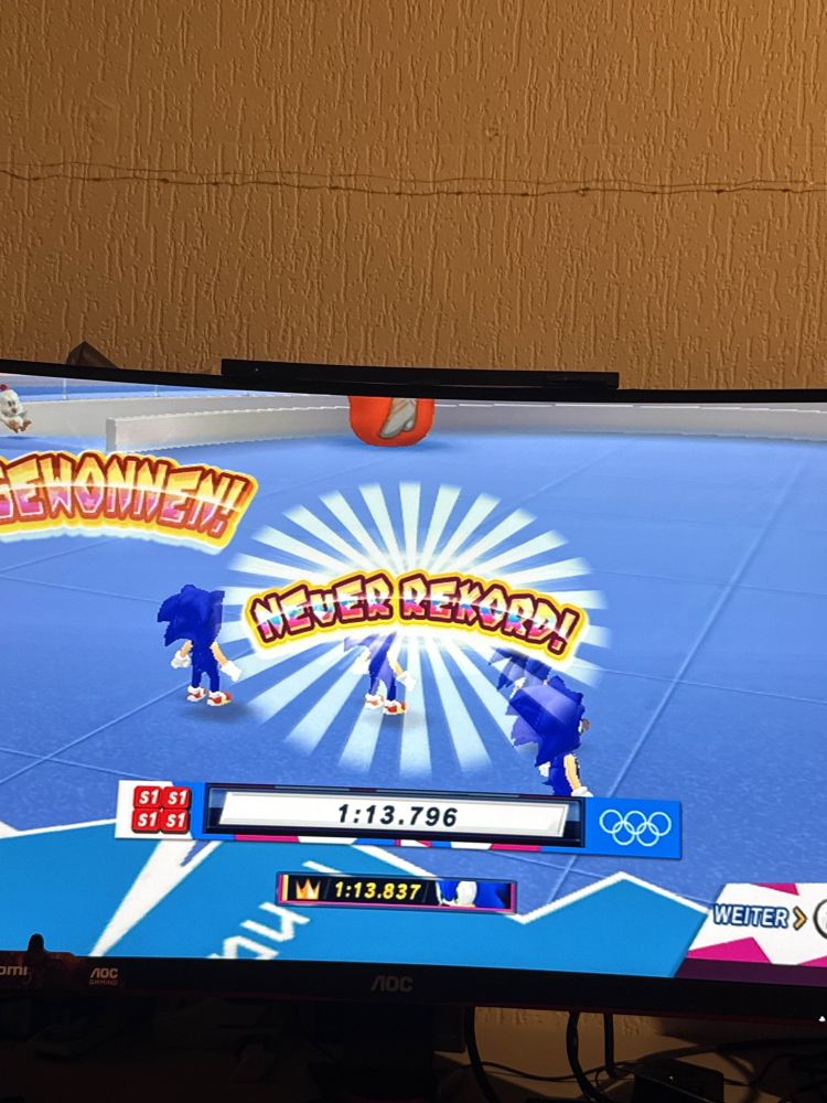 "New record" screen with a time of 1:13.796 using sonic and three sonic mii's