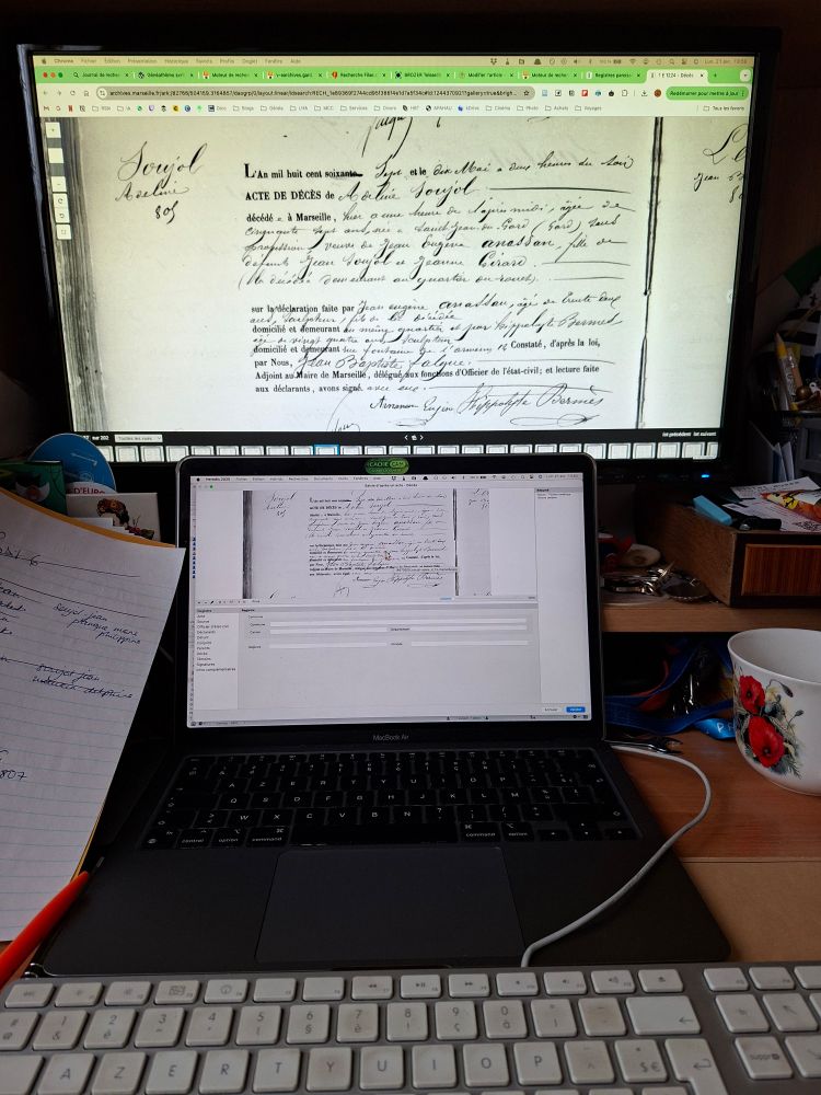 Un ordinateur dont l'écran est ouvert sur un registre d'état civil disponible en ligne sur le site des archives départementales du Gard