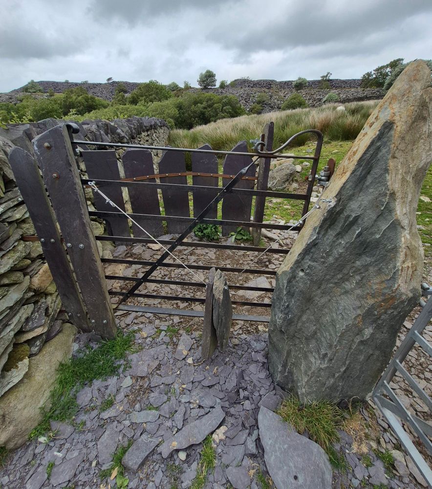 Kissing gate/stile using slate and slate weight