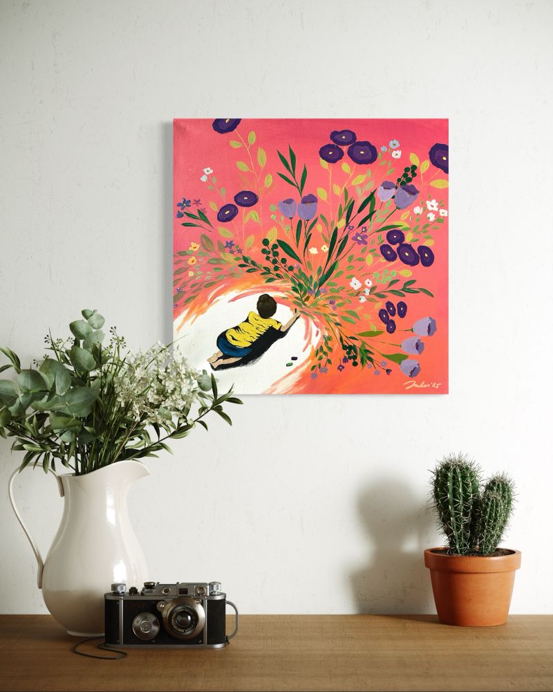 Das Werk fängt ein Mädchen ein, das auf dem Boden kniet und ein farbenfrohes, lebendiges Bild malt. Sie trägt ein gelbes Shirt und dunkle Hosen. Der Garten, den sie malt, besteht aus einer Vielzahl von Blumen und Pflanzen, hauptsächlich in Violett-, Rosa- und Grüntönen. Diese Farben heben sich wunderschön von einem hellen Korallenhintergrund ab.

Das Gemälde vermittelt den Eindruck, als ob das Mädchen den Garten mit ihren Pinselstrichen zum Leben erweckt. Das Werk ist an einer weißen Wand montiert. Darunter befindet sich eine hölzerne Oberfläche, auf der eine weiße Kanne mit grünen und weißen Blumen, eine altmodische Kamera und ein kleiner Kaktus in einem Topf stehen.