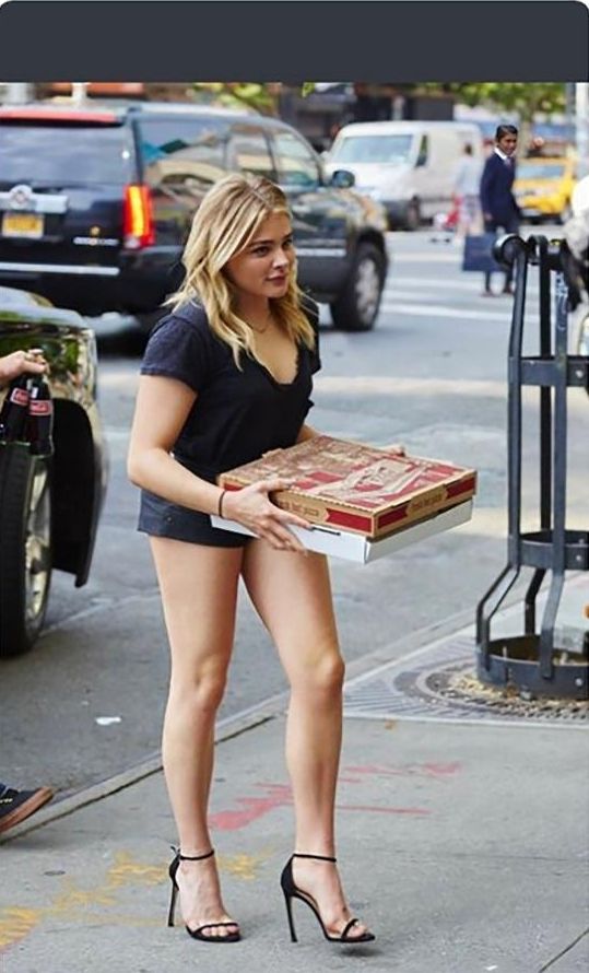 Meme da Chlöe Grace Moretz com as pernas largas e o tronco minúsculo