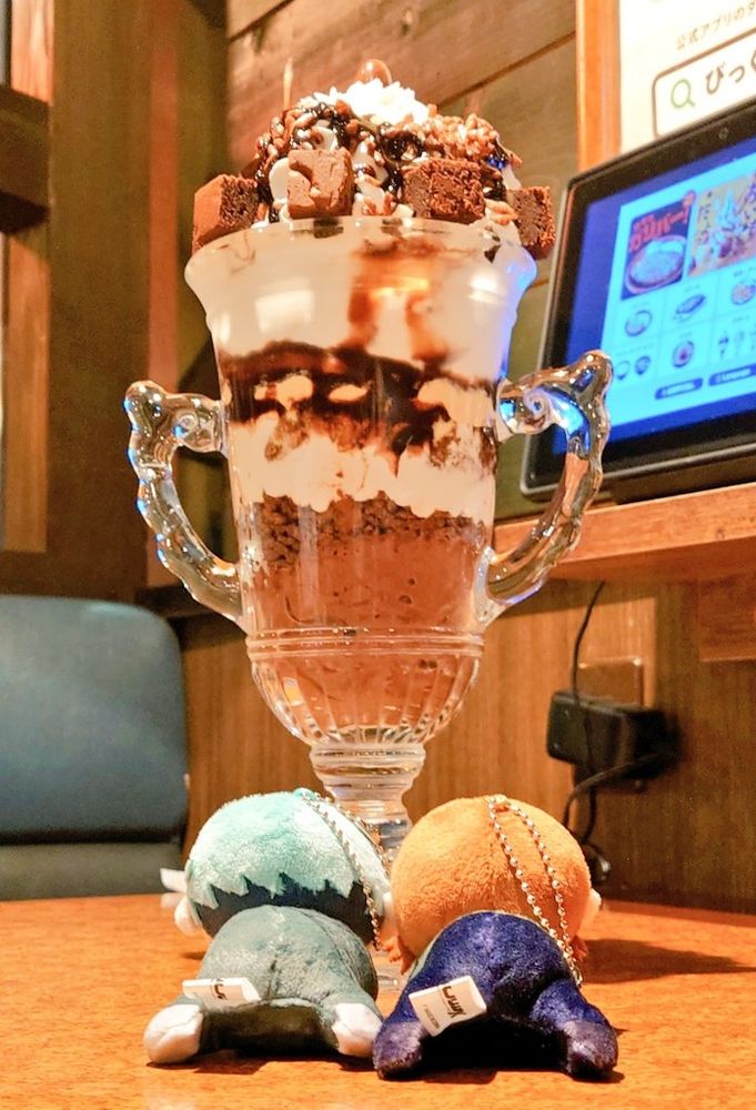 高さ30センチのチョコレートパフェを見上げるシャリアとエグザべのぬいちゃん