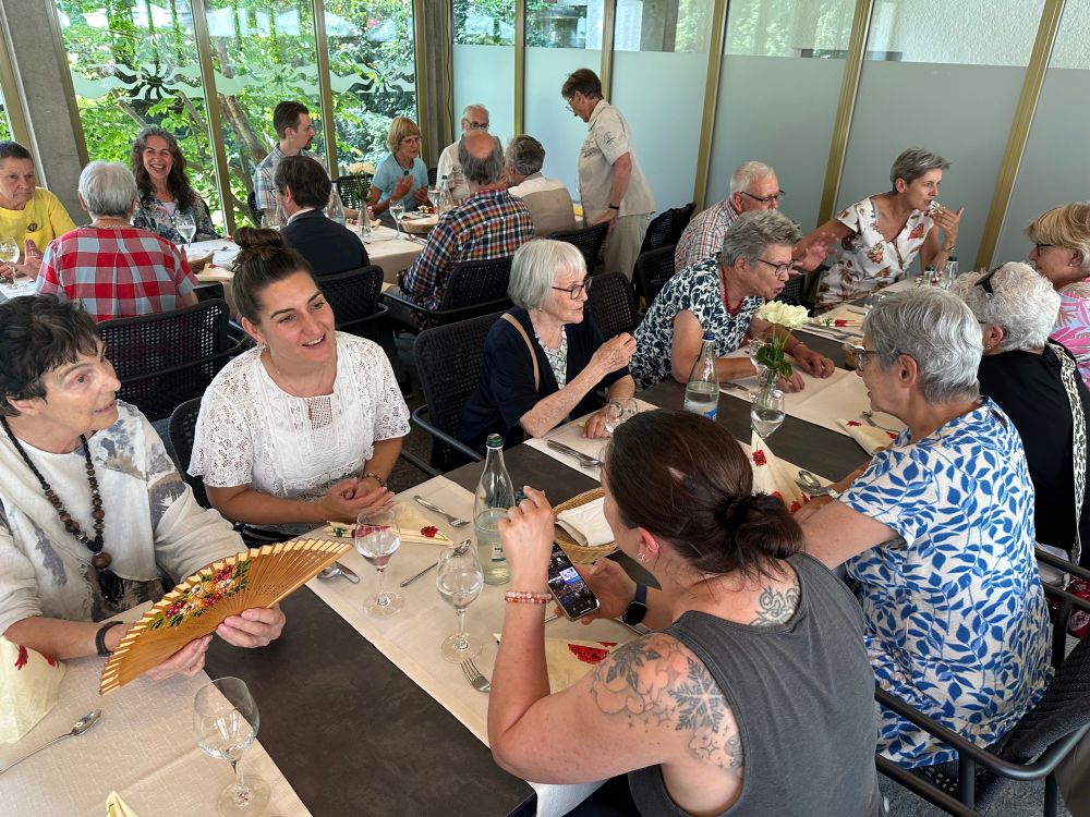 Beim Mittagessen mischten sich die Teilnehmerinnen und Teilnehmer der Versammlung bewusst. So begann bald ein munteres Vergleichen der verschiedenen Dialekte – ein bedeutendes Kulturgut der Deutschschweiz.