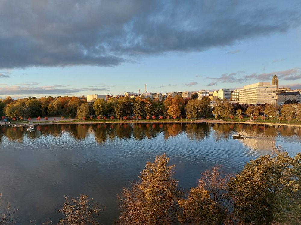 Kuva Töölönlahdelta niin että ruska näkyy puissa.