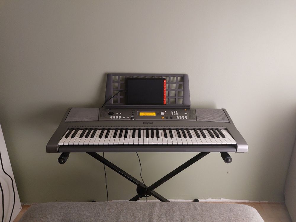 Kosketinsoitin ja tuoli sen edessä