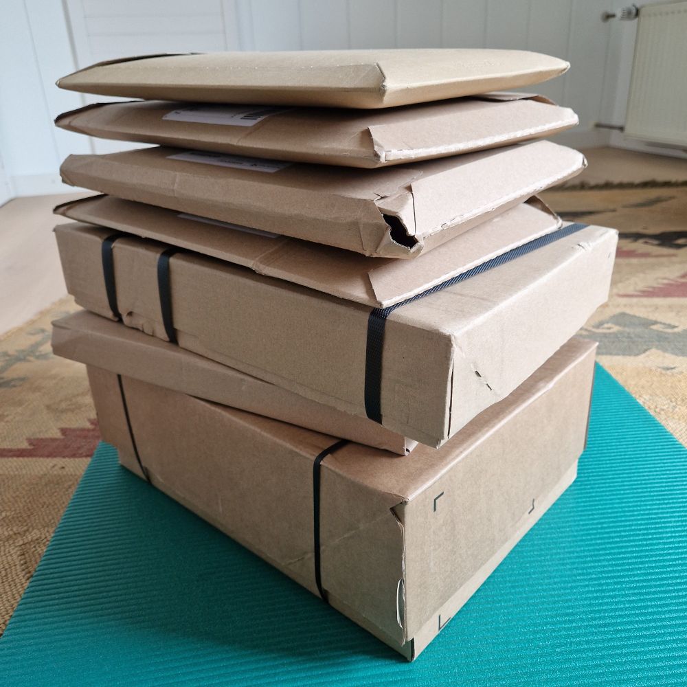 Kartons voll mit nominierten Wissensbüchern des Jahres 2024