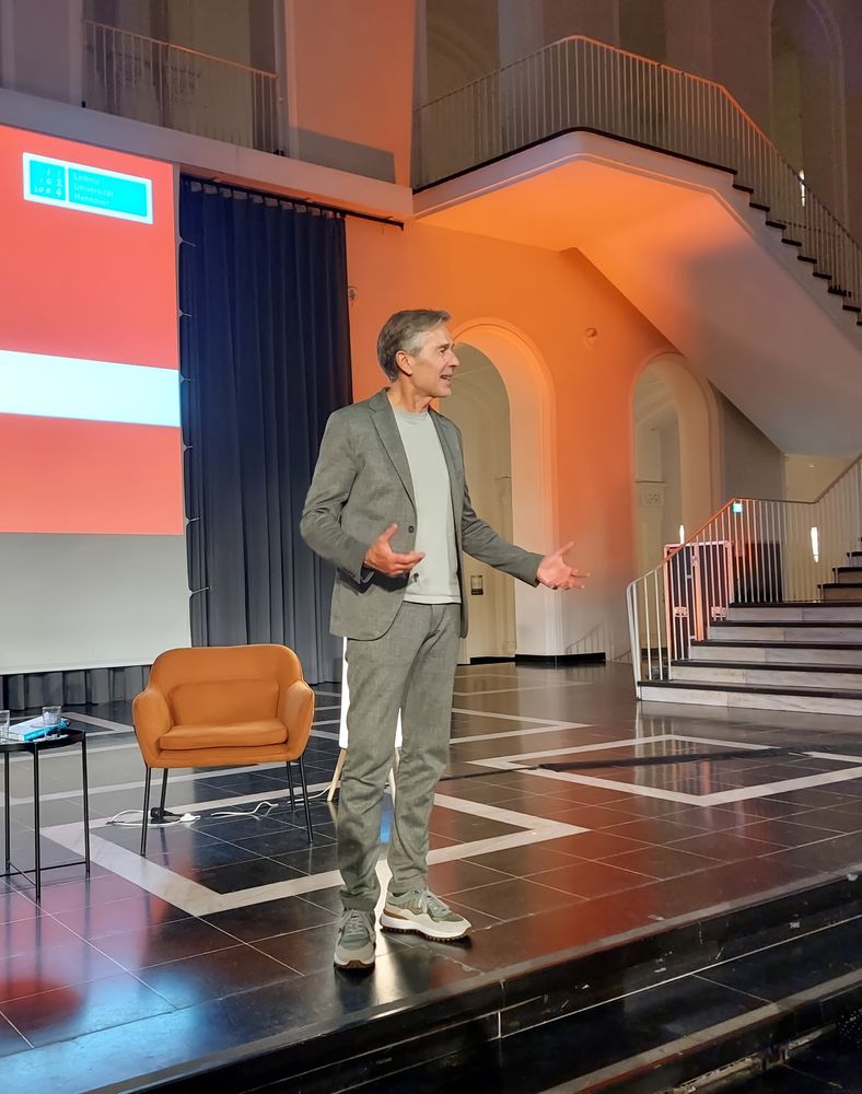 Der Wissenschaftsjournalist Dirk Steffens auf der Bühne des Lichthofes.