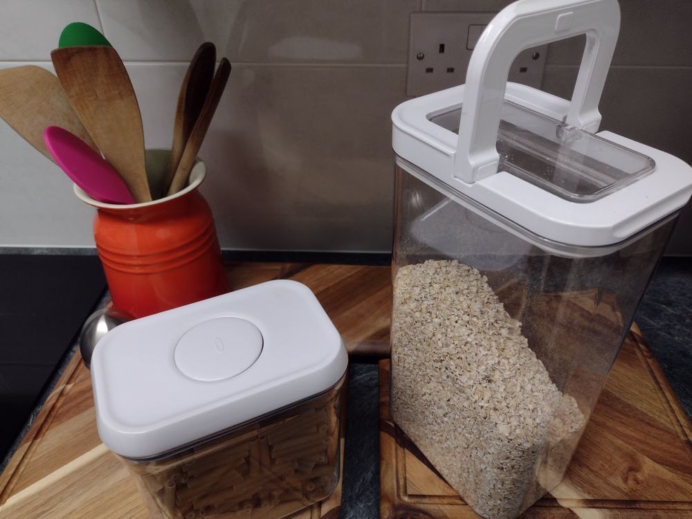 It picture of containers...one have macaroni and one is filled half way with oats