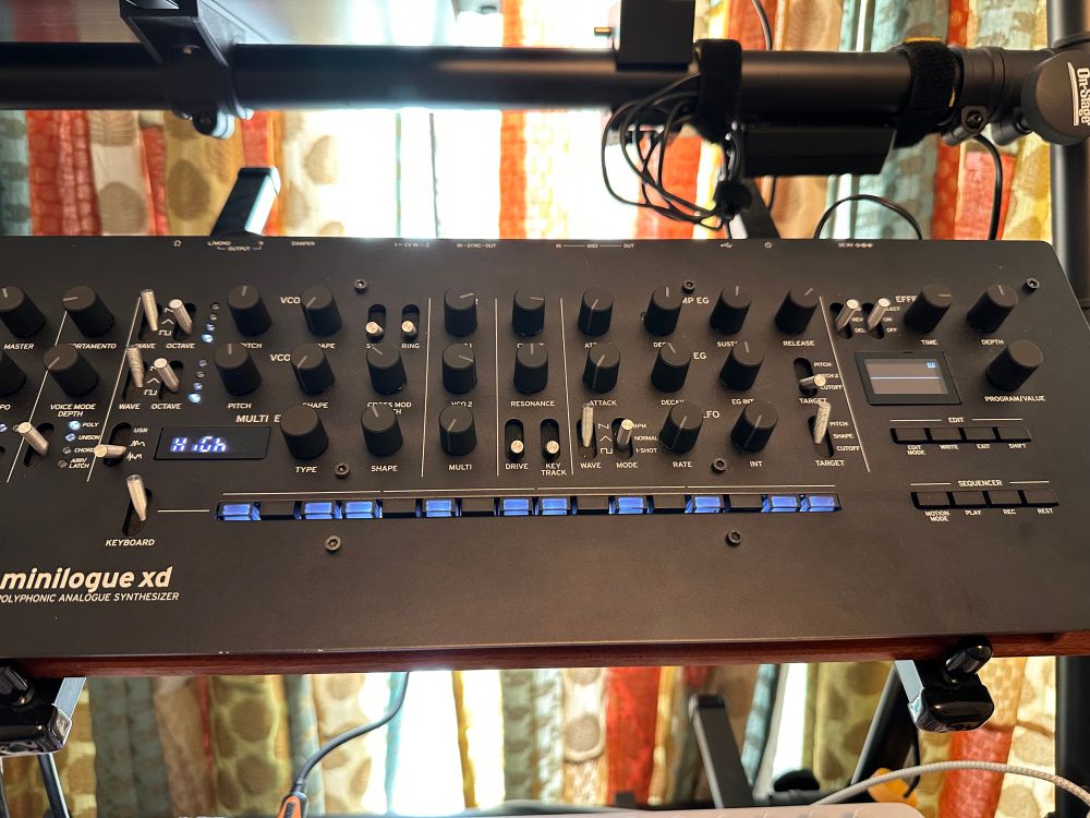 A Korg Minilogue XD
