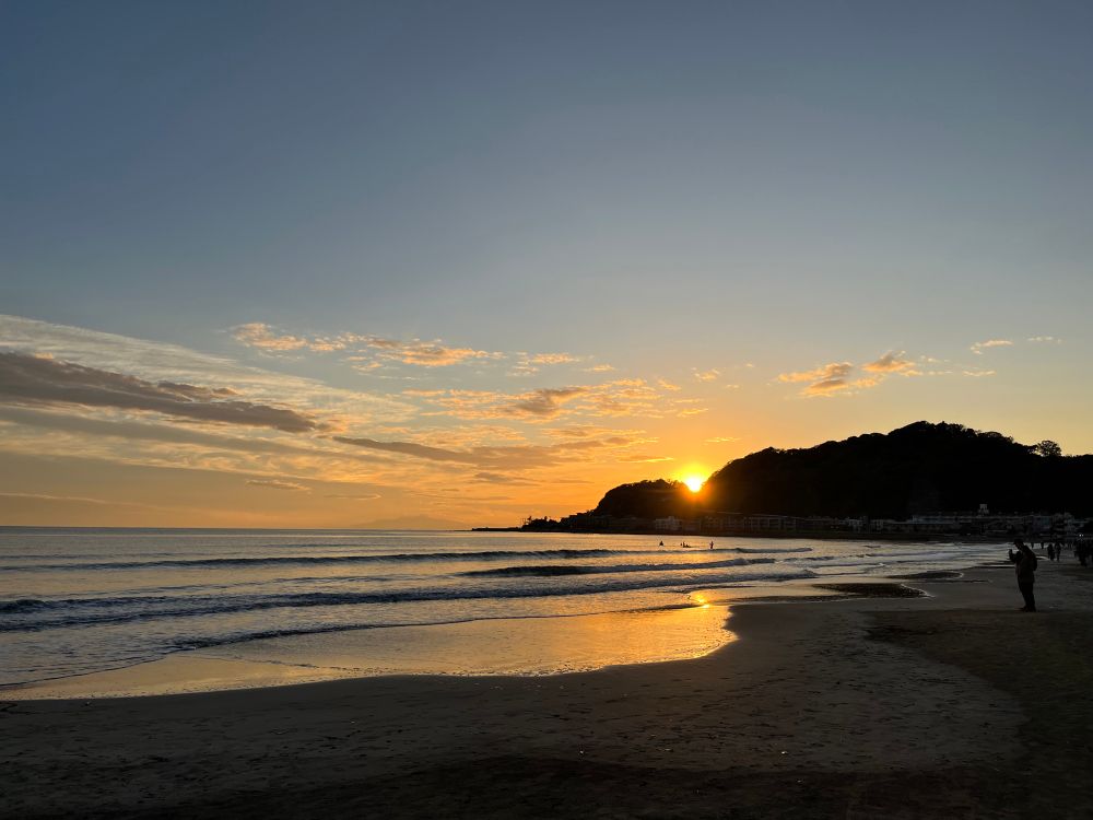 Coucher de soleil dans la baie de kamakura, océan pacifique ✌️ 