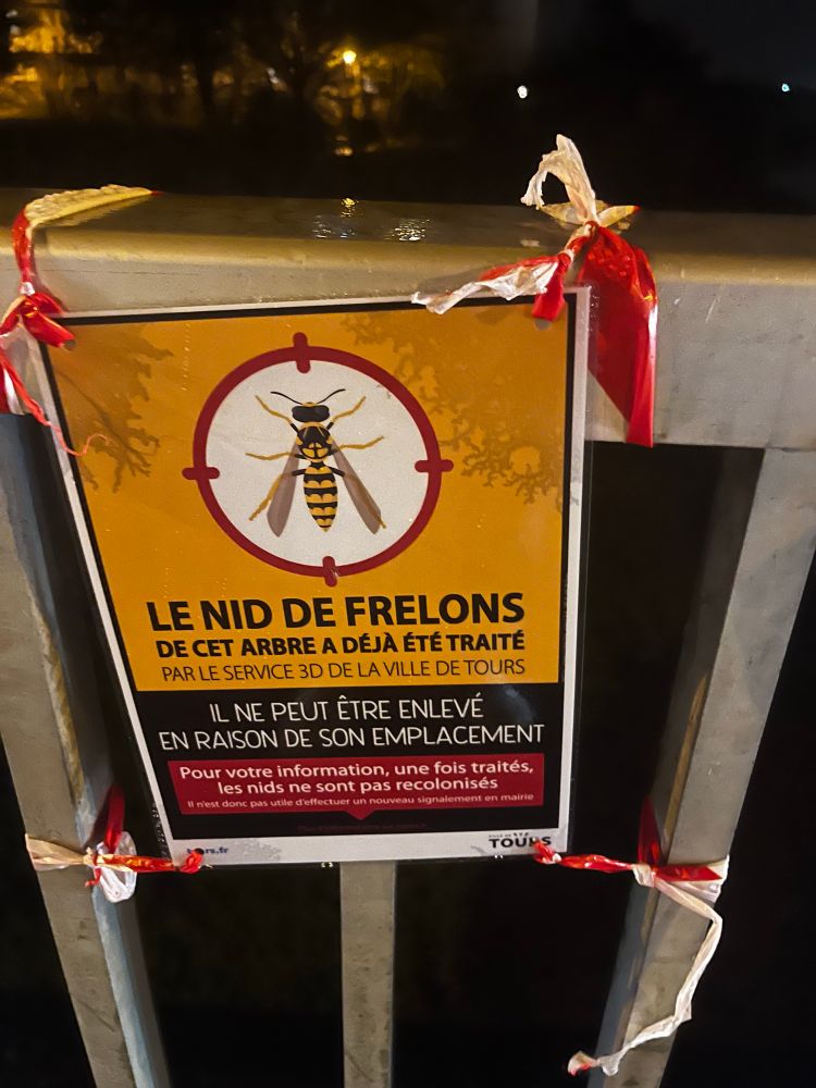 Panneau qui dit que le nid a été traité 