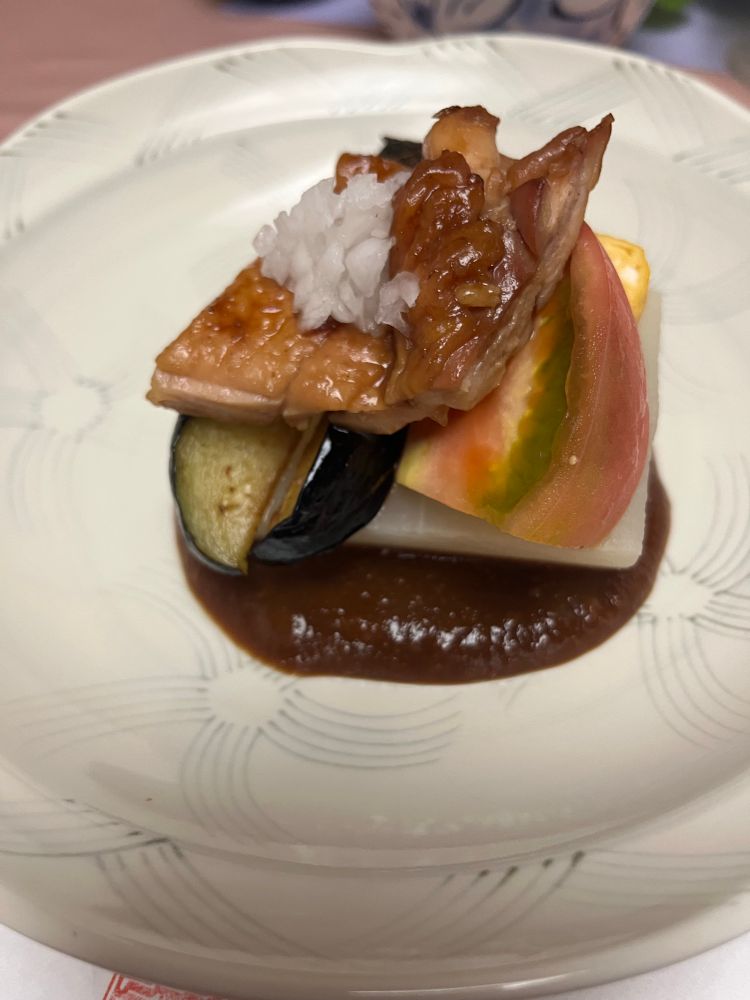 Plat dans une petite auberge : miso radis aubergine tomate canard mariné 