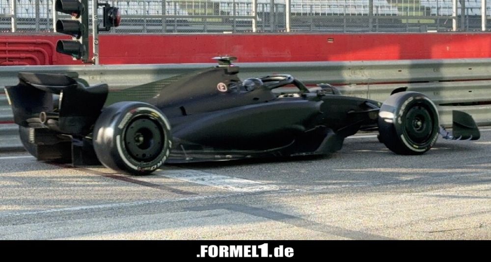 Cadillac-Fahrer Sergio Perez verlässt die Boxengasse in Imola im schwarzen Ferrari SF-23