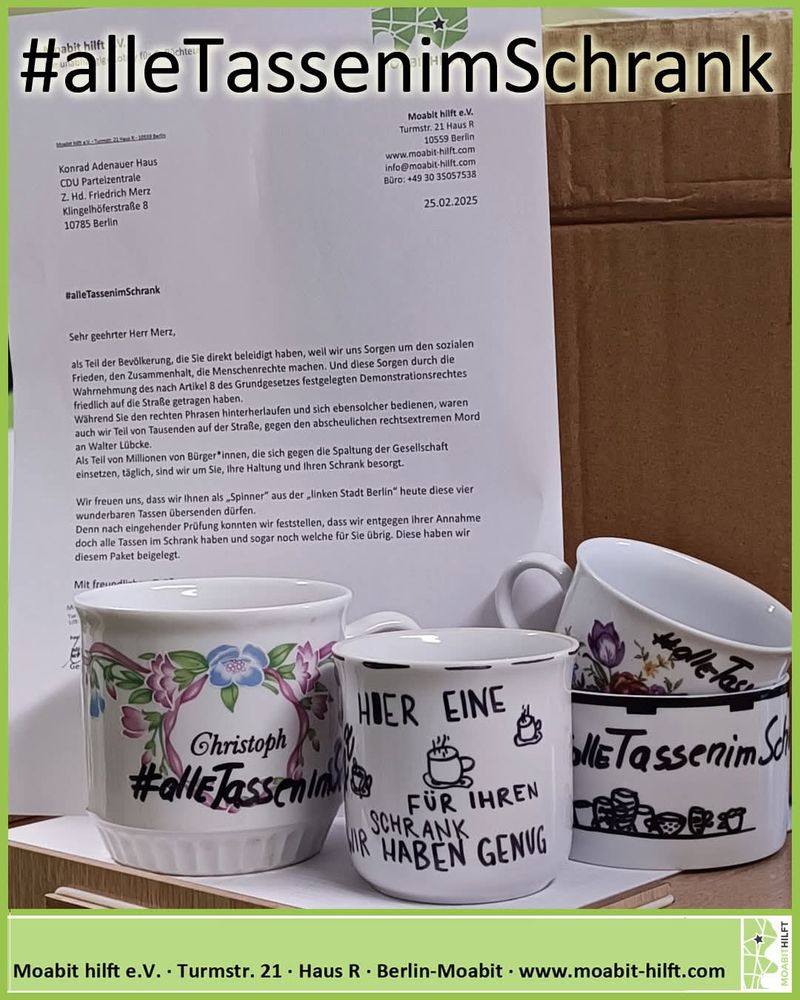Vier Tassen stehen vor einem Anschreiben.
Die Tassen sind beschriftet mit dem Hashtag #alleTassenimSchrank