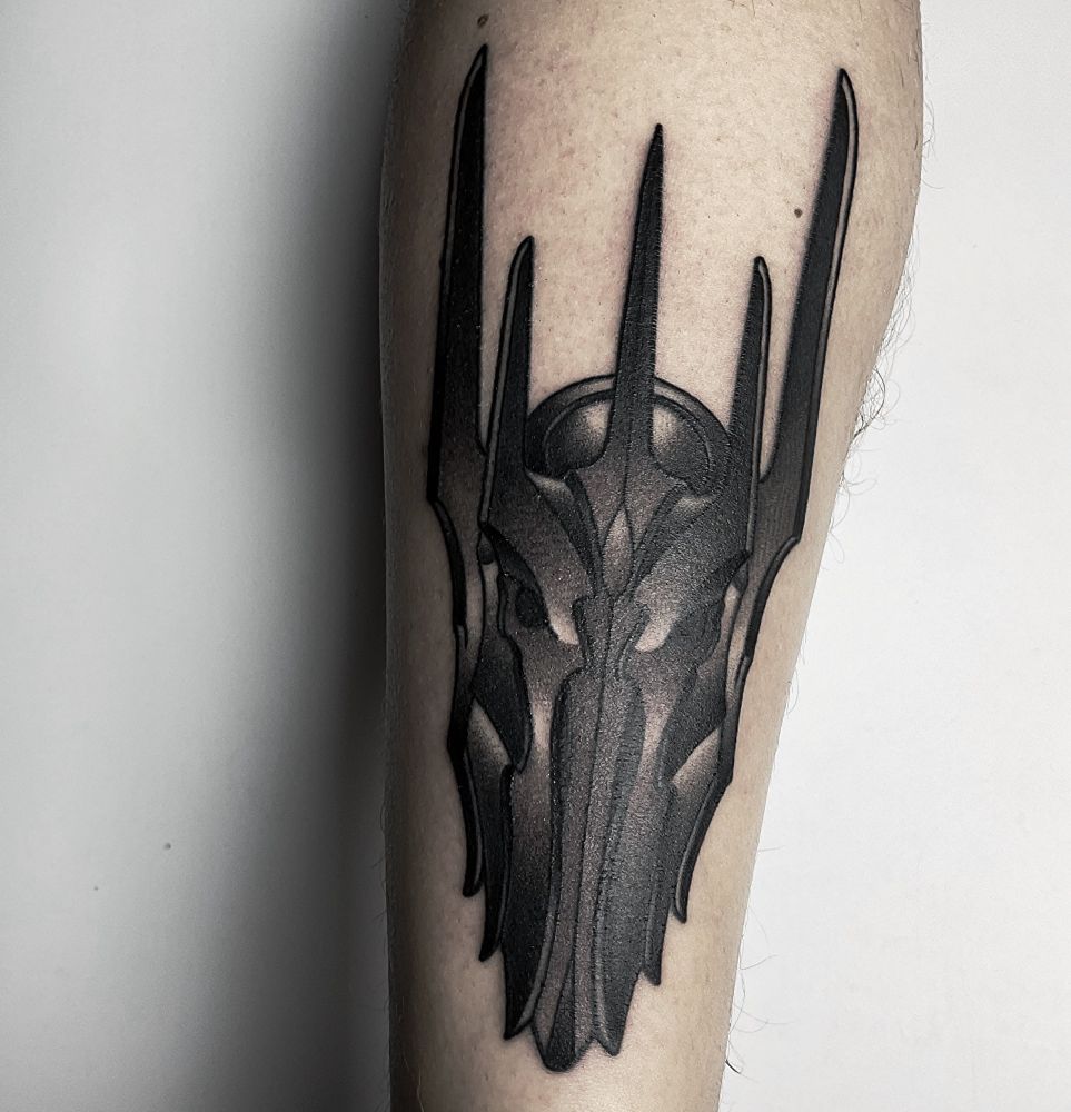 saurons helmet <3
.
.
.
#blacktattoo #blacktattooart #blxckink #darkartists #onlyblackart #germantattooers #blackworkers #tattooartist 
#traditional #traditionaltattoo #blackworktattoo #blackwork #tattoo #tattoos #inked #fyp #foryoupage 

#mönchengladbach 
#saintblacktattoo