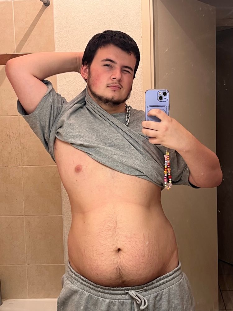 Jeune homme sexy avec du bidou qui tient la pose avec un tee shirt lever but it’s not the same
