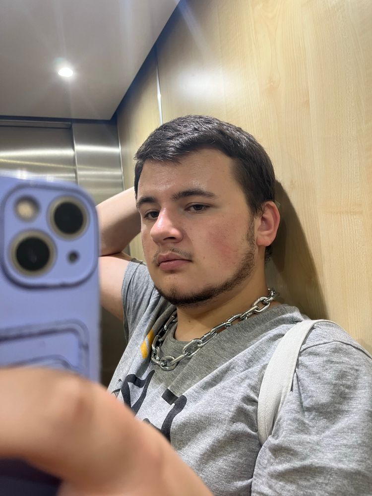 moi avec un joli iPhone 13 et un tee shirt gris quoi 