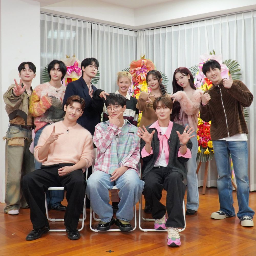 Foto em grupo de um idol de cada grupo ativo da SM...e o Kangta.
Tendo a primeira fileira em pé: Key (Shinee), Wonbin (RIIZE), Doyoung (NCT), Hyoyeon (SNSD), Seulgi (Red Velvet), Winter (aespa) e Suho (EXO).
Na fileira da frente sentados: Changmin (TVXQ), Kangta (H.O.T), Leeteuk (Super Junior)