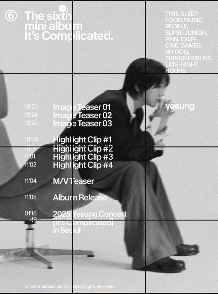 Print de fotos do perfil do Yesung. O mosaico de fotos mostra uma foto em escalas de cinza dele sentado olhando para a direita, com as mãos juntas em um momento pensativo. Tem os textos colocados na imagem que indicam as datas descritas no texto acima.