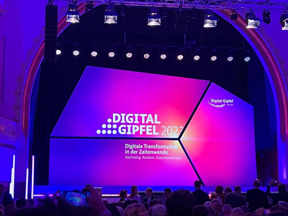 Das Bild zeigt die Bühne des Digitalgipfel im Volkshaus Jena