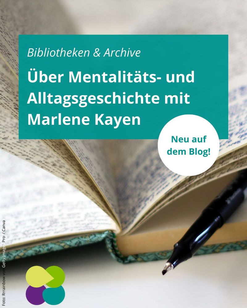 Bibliotheken & Archive. Über Mentalitäts- und Alltagsgeschichten mit Marlene Kayen. Neu auf dem Blog! Logo von mit:forschen!. Foto: Closeup von aufgeschlagenen Seiten eines dicht beschriebenen Büchleins, aus dem ein Fineliner hervorragt.