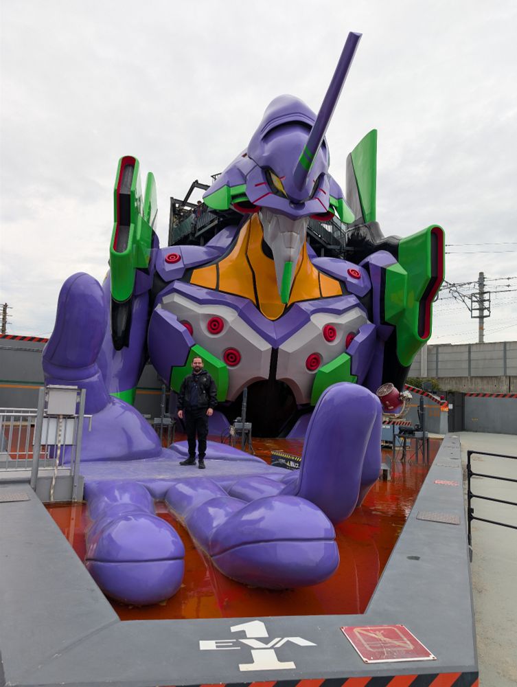 Photo de moi dans la main du EVA-01 . 
Il est immense on voit son buste 