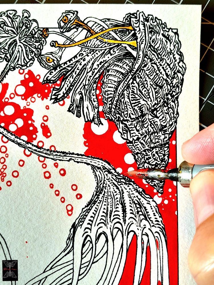 Dessin à l'encre en cours, un bulot dont le corps sort de sa coquille. Il a de grands yeux. Une algue dessous. Je réalise des bulles à main levée. Ça irait plus vite avec un ordinateur. Mais ça n'aurait aucun intérêt. Se plonger littéralement dans le paysage en le dessinant, là est le seul intérêt. 