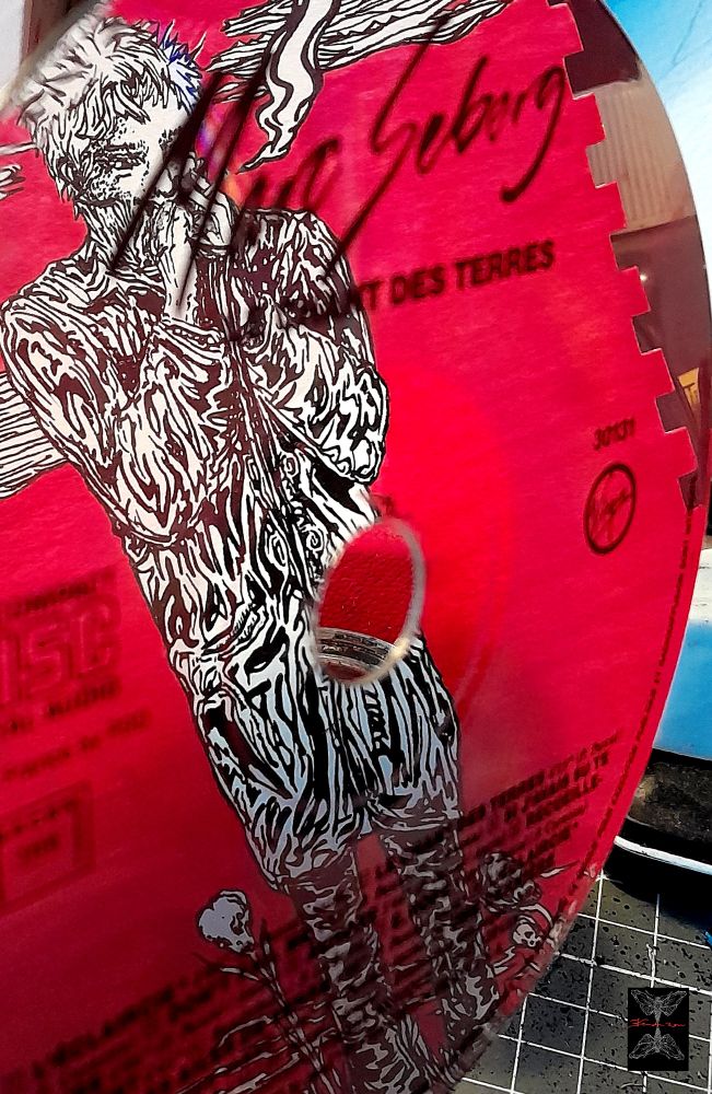 Cd de Marc Seberg , "Le chant des terres". Une illustration s'y reflète. Dessin représentant Philippe Pascal, librement inspiré d'une photo de Xavier Lambours, parue dans le livre "Lignes de fuite",  1990. Il ne s'agit pas d'un portrait, c'est juste un hommage. Sans prétention. Je réalise peu de visages, par pudeur probablement. (Dessin à l'encre de Chine réalisé en juin 2025.)