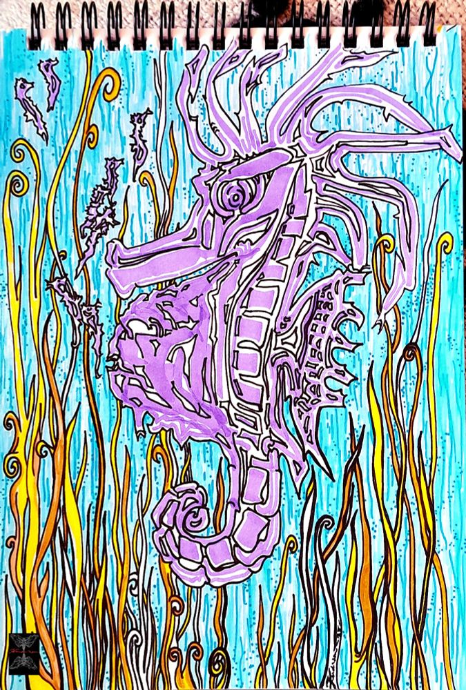 Hippocampe mâle violet, ses petits sont à gauche. Algues au tons  jaune et orange. Fond bleu lagon.