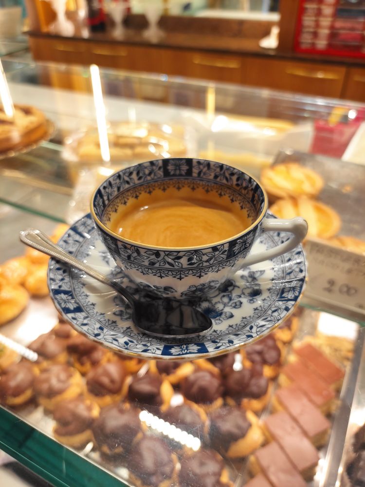 Magnifiques petites tasses de porcelaine avec ornements bleus