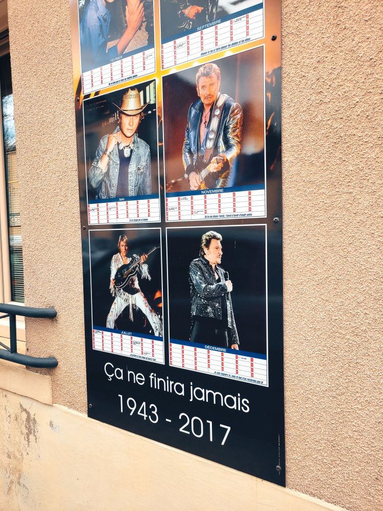 Poster d'hommage à Johnny Hallyday avec le slogan "ça ne finira jamais, 1943-2017)