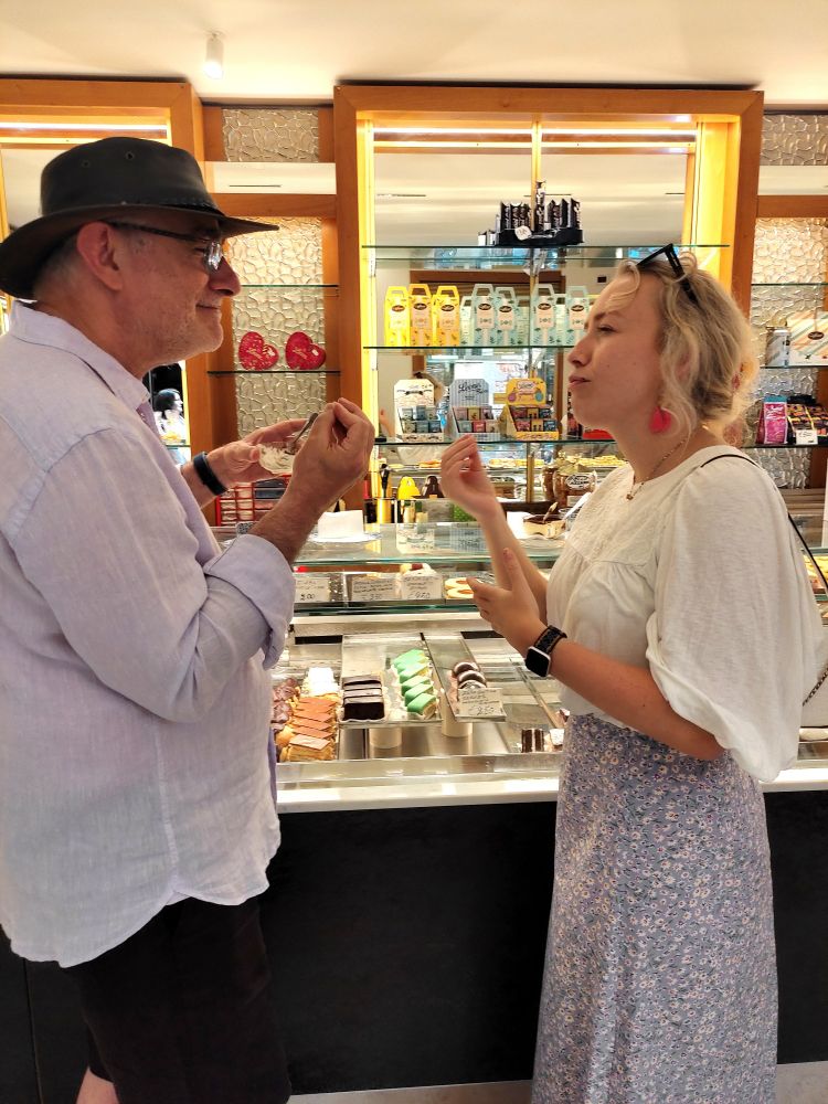Daniel et Emily savourent leur tiramisu avec force gestes italiens